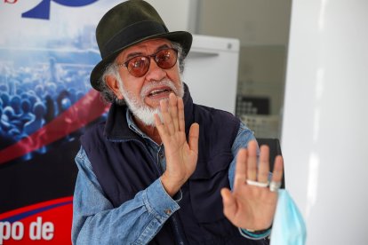 El comediante ecuatoriano Carlos Michelena habla durante una entrevista