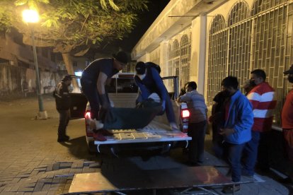 El cuerpo de la joven fue retirado por la Policía, en medio del dolor de sus familiares.