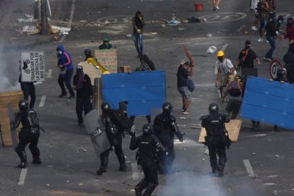 Ecos de los enfrentamientos entre manifestantes y policías, durante el reciente Paro Nacional en Colombia.
