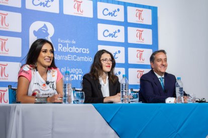 La jugadora del Club Ñañas Fernanda Vásconez (izq), María José Hidalgo y Alfonso Laso, en la presentación de la Escuela de Relatoras.