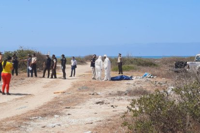 Yorvis Litardo, de 40 años, quedó boca abajo a poca distancia del mar.