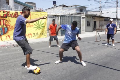 Sobre una cancha de cemento juegan los peloteros de la Perla del Pacífico.