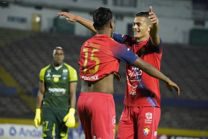 Jhomil Delgado (i) fue uno de los jugadores destacados de los puros criollos. El joven delantero marcó el segundo tanto del Bitri.