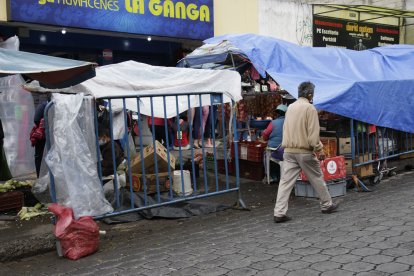 Los vecinos caminan por la calle porque las aceras están repletas. Se exponen más a los robos, dicen.