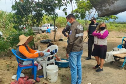 El sospechoso (con sombrero) fue detenido por la Policía y ahora está tras las rejas