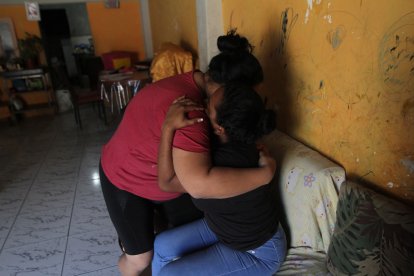 Estefanía recibe el consuelo de sus familiares. Su esposo, Jorge Leonardo González, es uno de los reos asesinados.