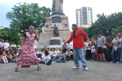 En plazas y parques de la urbe porteña se 'riega' el humor.