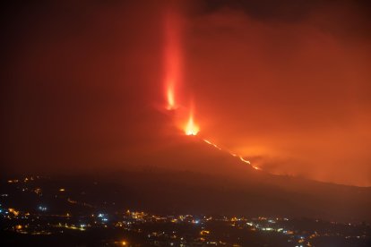 EFE
Fuente:
EFE
Autor:
Carlos de Saa
Temática:
Catástrofes y accidentes » Erupción volcánica
Imagen tomada esta madrugada desde Los Llanos de Aridane (La Palma) de la erupción en Cumbre Vieja, que a las 15.12 horas de este viernes comienza su vigésimo día de actividad.