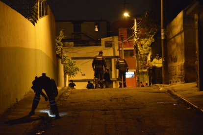 Los miembros de Criminalística encontraron los casquillos en el pasaje.