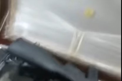 Una de las tomas en las que se ve que colocaron un fusil en el cofre mortuorio.