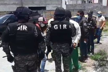 Dos viviendas fueron allanadas en el norte de Quito. En ellas detuvieron a varios.