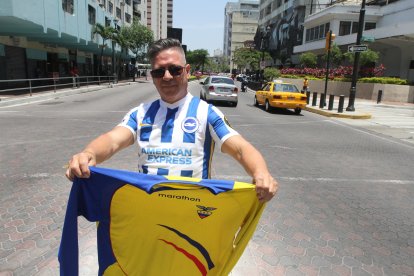 Leonel Sarmiento, padre de Jeremy, viajó desde Inglaterra a Guayaquil, para ver debutar a su hijo en la Tri.