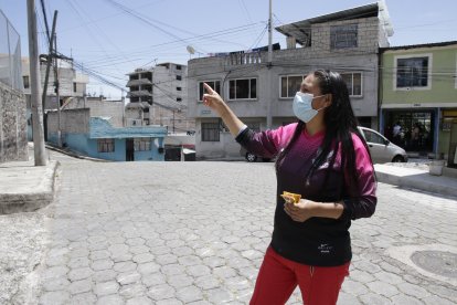 Rocío Jordán señala una de las calles donde más se escuchan riñas, en Monjas.