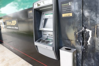 Utilizaron una soldadura autógena para abrir la puerta que está junto al cajero automático.NEGRETE/GUAYAQUIL-ECUADOR