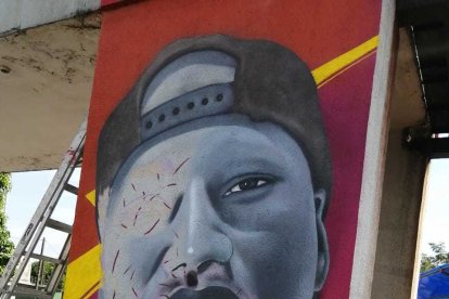 En un día, el grafitero Juan Macías pintó la imagen de Fredy Fernando Quiñónez.