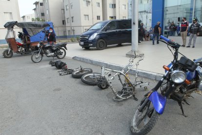 Entre las evidencias constan piezas de motos que habían sido robadas.