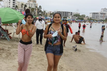 Estar vacunados contra la COVID-19 fue la justificación perfecta para dejarse ver la ‘careta’ en los balnearios.