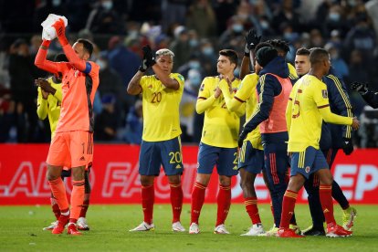 AMDEP663. MONTEVIDEO (URUGUAY), 07/10/2021.- Jugadores de Colombia se felicitan hoy tras el final del partido contra Uruguay por las eliminatorias sudamericanas para el mundial de Catar 2022, en el estadio Gran Parque Central en Montevideo (Uruguay). EFE/ANDRES CUENCA POOL