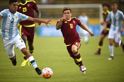 El jugador Yeferson Soteldo es baja ante la selección de Ecuador.

Argentina's player Cristian Romero (L) vies for the ball with Venezuela's Yeferson Soteldo during their South American Championship U-20 football match at the Olimpico Atahualpa stadium in Quito on February 11, 2017. / AFP / RODRIGO BUENDIA FBL-U20-ARG-VEN.