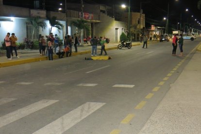 En el sitio del ataque, agentes de Criminalística fijaron diez indicios balísticos.