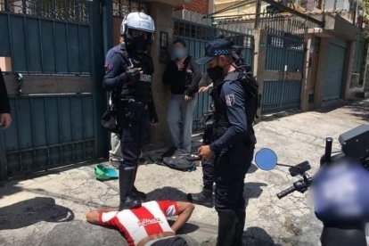 El presunto delincuente, de nacionalidad venezolana, fue capturado en las afueras del parque con cinco celulares aparentemente robados.