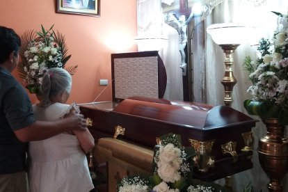 Los restos de Gary Misael Rosero Villafuerte son velados en la sala de su casa.