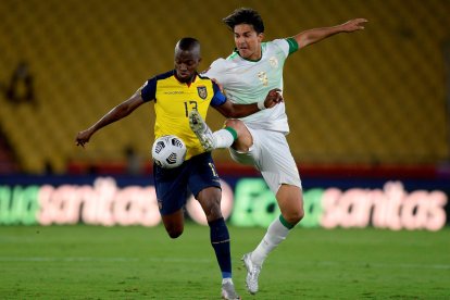 Enner Valencia de Ecuador disputa el balón con Marcelo Moreno de Bolivia en un partido de las eliminatorias sudamericanas para el Mundial de Catar 2022.