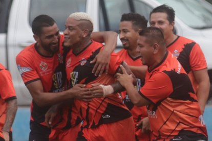 Michael Arroyo es una de las figuras del cuadro de la Naranja Mecánica, que disputa el torneo de la Amateur League.