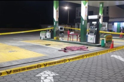 El cadáver de Jefferson Chuqui, quien residía en el recinto Cascajal, quedó tendido al pie de  los dispensadores de combustible.