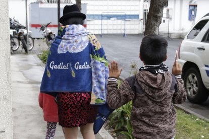 La mujer salió la mañana de ayer junto a sus hijos. Sus parientes los esperaban en Latacunga.