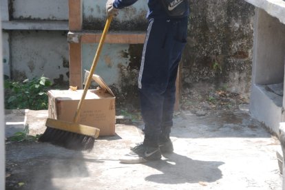 En eta caja de cartón fue dejada una extremidad inferior humana.