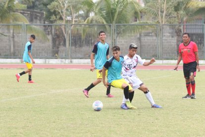 El ‘pelado’ Yosman Pérez se destaca en la posición de enganche.