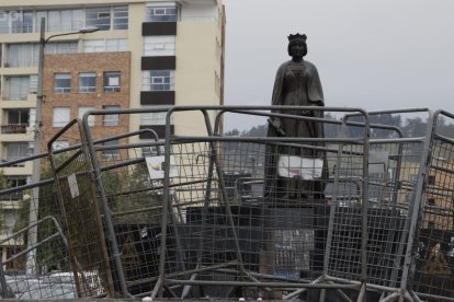 En 2020 el monumento a la monarca española fue vandalizado por activistas indígenas.