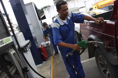 El precio del combustible subió 11 centavos este mes (octubre, 2021).