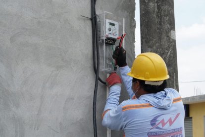 Técnicos instalan los medidores