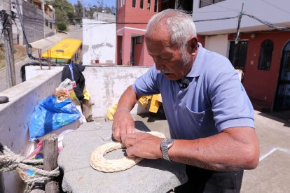 1. Coser la planta lleva al menos dos horas. Es la parte más difícil de hacer la alpargata.