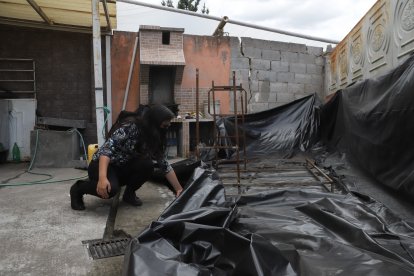 En Carretas existen casas que han sido desocupadas. Los muros están cubiertos con plástico para detener de alguna manera la erosión.