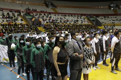 Los deportistas de los ocho cantones desfilaron felices en la ceremonia de inauguración.
