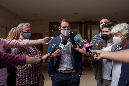 El tenista Rafa Nadal atiende a la prensa a su llegada al acto en el que ha sido distinguido como hijo adoptivo por el ayuntamiento de Sant Llorenç des Cardassar