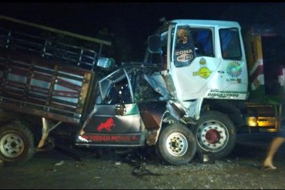 En El Carmen, dos carros chocaron de frente.