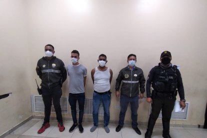 Los sujetos fueron presentados, pero sus identidades no fueron proporcionadas.