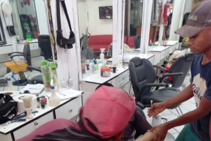 Amigos ayudaron a la víctima llevándolo a un hospital donde luego falleció.