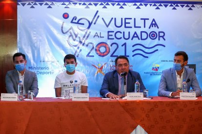 El atleta y campeón olímpico Jefferson Pérez, el ciclista ecuatoriano Richard Carapaz, el presidente de la Concentración Deportiva de Pichincha, Jaime Ruiz, y el ministro del Deporte, Sebastián Palacios