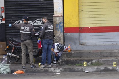 El cadáver quedó detrás de una motocicleta. En el sitio se halló más de seis indicios balísticos.