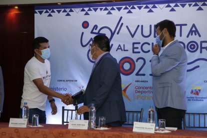 El campeón olímpico Richard Carapaz (i) destacó que la Vuelta al Ecuador es una gran fiesta deportiva.