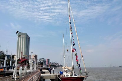 El velero ya está en el Malecón 2000