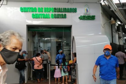 Los hospitales y dispensarios del IESS permanecen con mucho movimiento y presencia de pacientes.