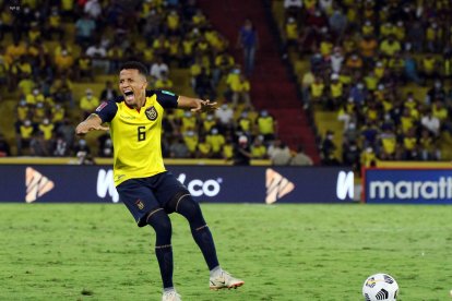 Byron Castillo no pudo terminar el partido entre Ecuador y Bolivia, por una molestia en su rodilla.