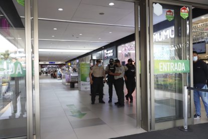 Al sitio llegaron agentes policiales para investigar lo ocurrido y verificar datos que permitan identificar a los implicados.