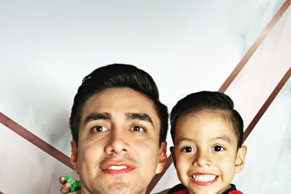 Angelito junto a su papá, con quien actúa en los shows.